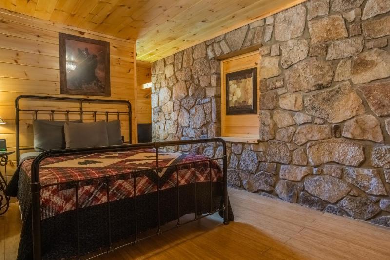 Superior Queen Room - One Queen Bed image 4