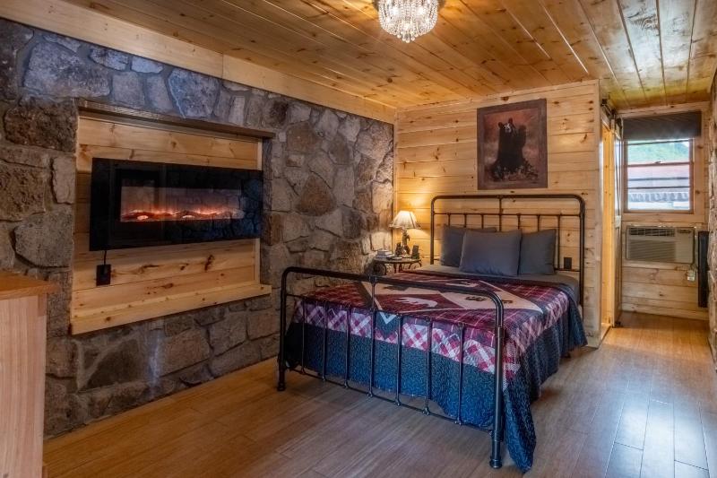 Superior Queen Room - One Queen Bed image 3
