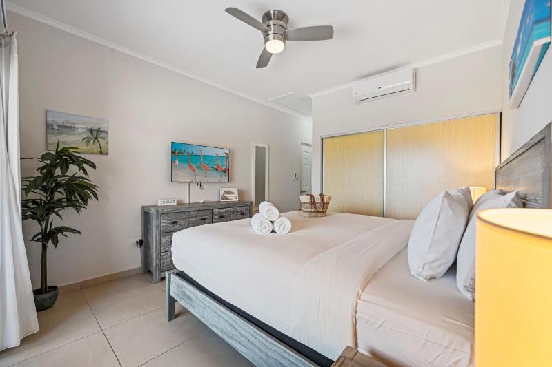 2BR Apt with Private Pool BBQ & 3 Min to Arashi Beach - image 2