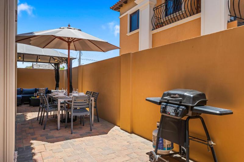 2BR Apt with Private Pool BBQ & 3 Min to Arashi Beach - image 16