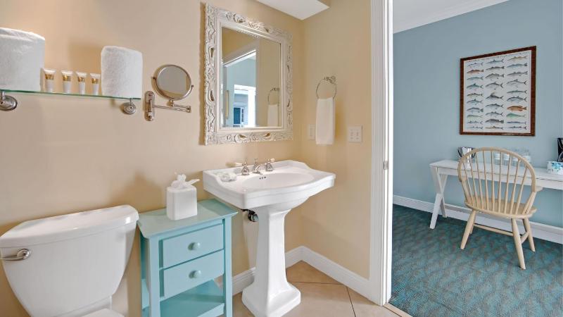 Tropical Garden King Guestroom  image 3