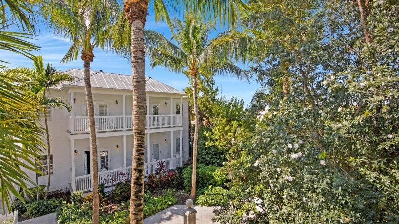Tropical Garden King Guestroom  image 2