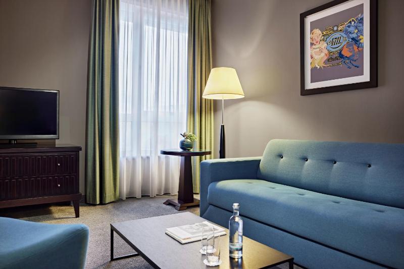 Premium King Room image 3