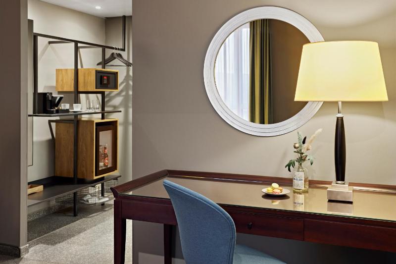 Premium King Room image 2