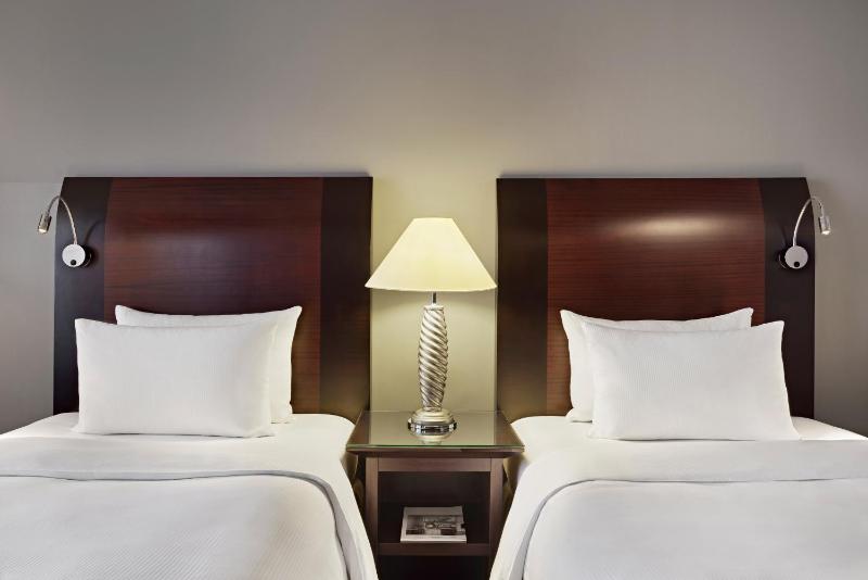 Deluxe Twin Room image 4