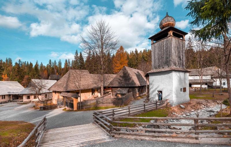 Chalet Oasis - Luxury 5-Bedroom Chalet with Panoramic Views - image 8
