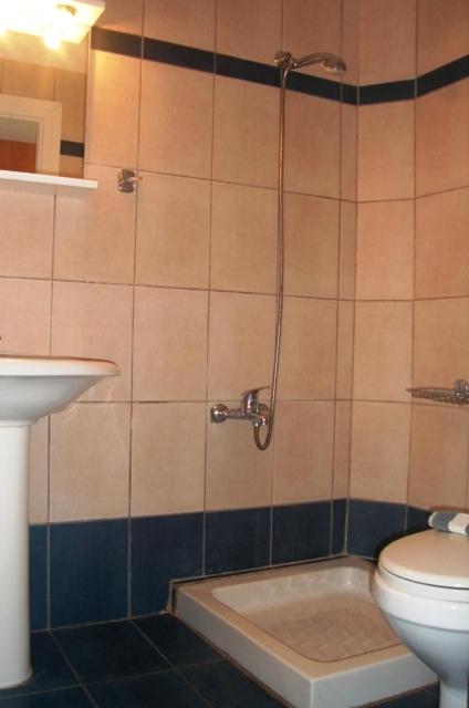 Studio (3 Adults) image 4