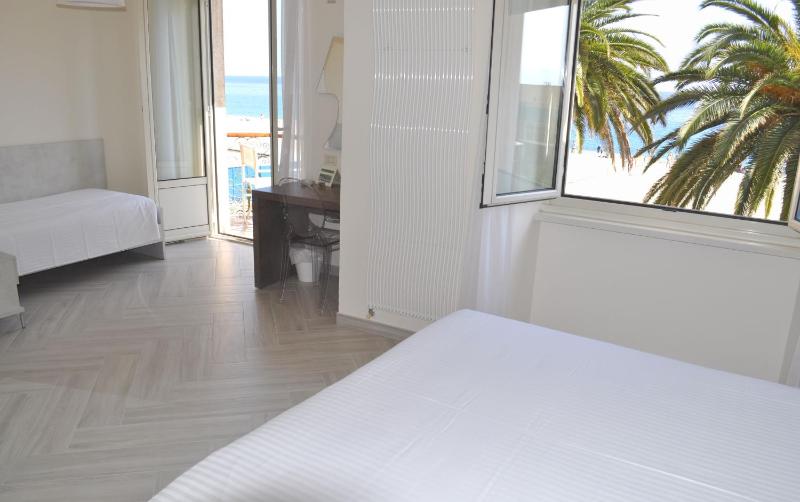 Standard Triple Room with Balcony and Sea View image 2