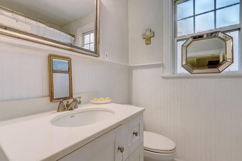 Happy Coastal Cottage for 6 - image 21