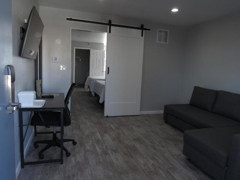 Queen Suite with Two Queen Beds and Living Room - Non Smoking image 2