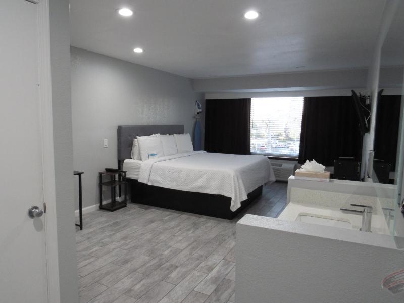 King Room - Non Smoking image 2