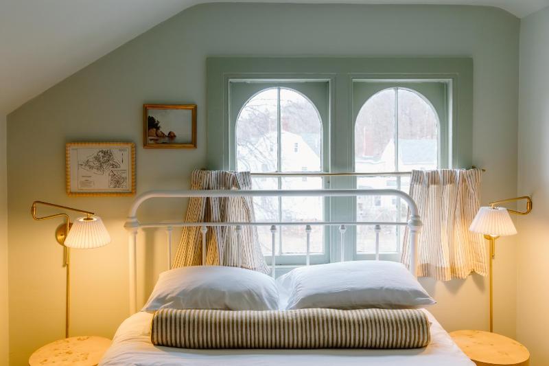 Standard Queen Room image 3