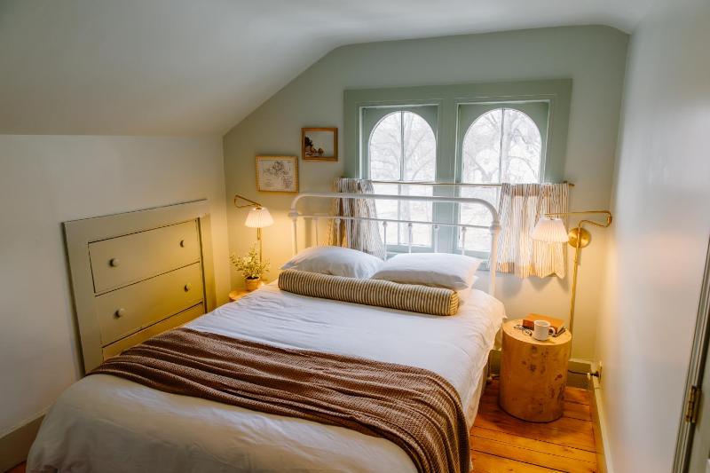 Standard Queen Room image 4