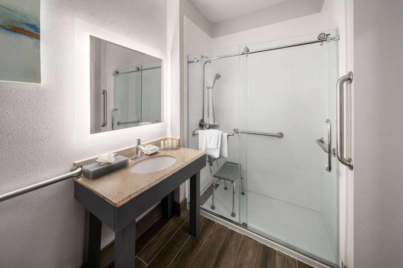 Queen Room with Two Queen Beds and Bath Tub - Mobility/Hearing Access - Non-Smoking image 4