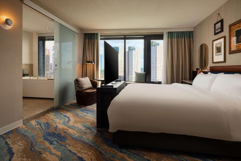 Superior King Room with Harbour View image 1