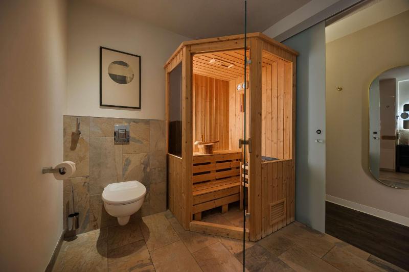 Junior Spa King Suite with Harbour View image 4