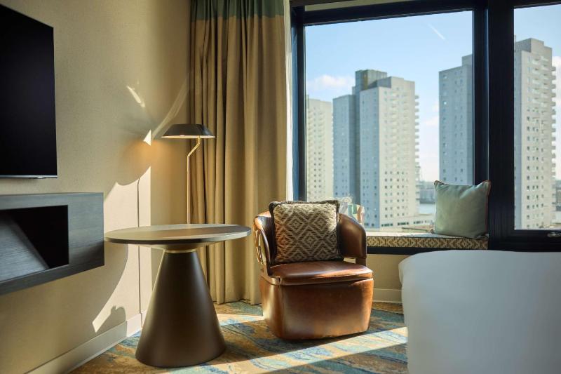 Superior Spa King Room with Harbour View image 3