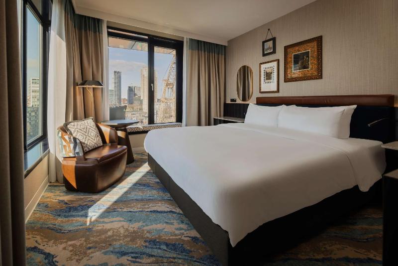 Superior King Room image 4