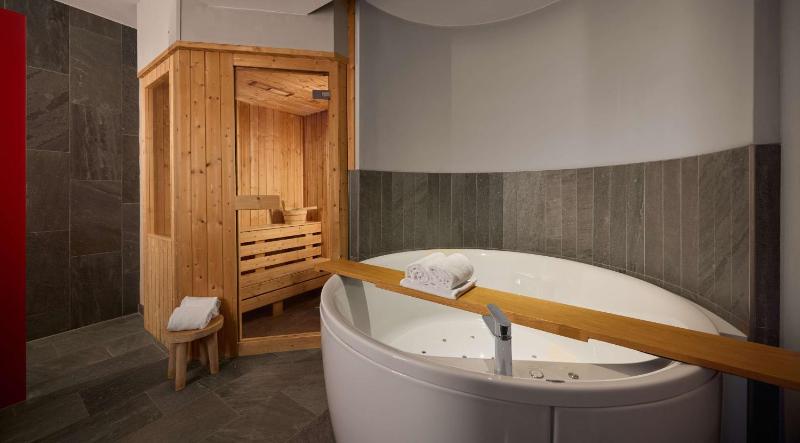 One-Bedroom King Suite with Harbour View image 2