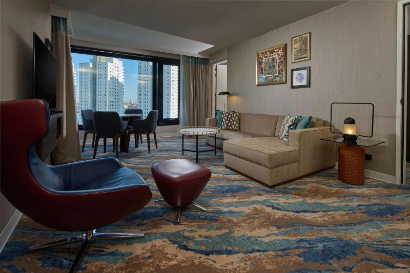 One-Bedroom King Suite with Harbour View image 4
