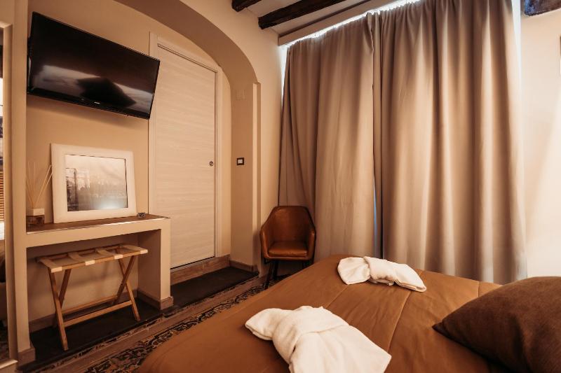 Quadruple Room image 4