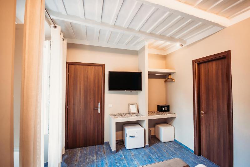 Quadruple Room image 4