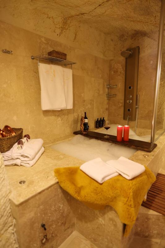 King Suite with Spa Bath image 4