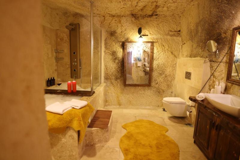 King Suite with Spa Bath image 3