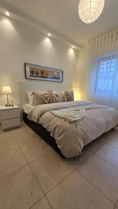 Modern One Bedroom with Steps from the Best Shops - image 1