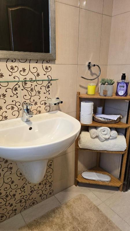 Modern One Bedroom with Steps from the Best Shops - image 12