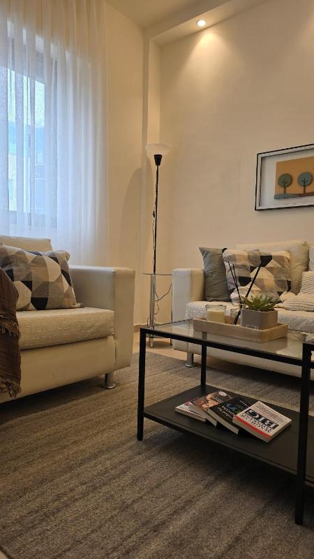 Modern One Bedroom with Steps from the Best Shops - image 3