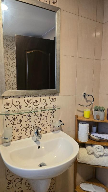 Modern One Bedroom with Steps from the Best Shops - image 2