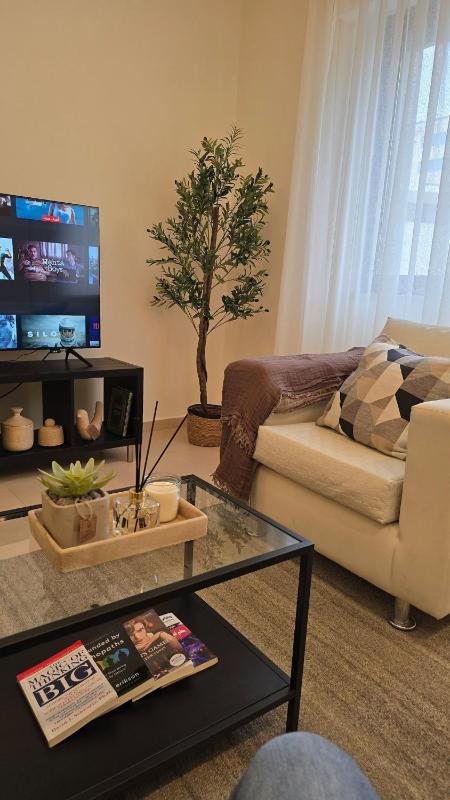 Modern One Bedroom with Steps from the Best Shops - image 11