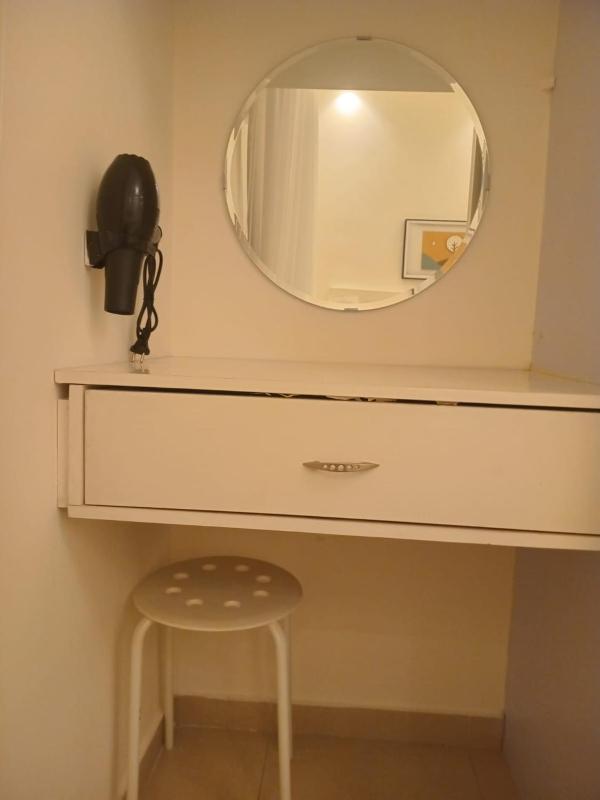 Modern One Bedroom with Steps from the Best Shops - image 5