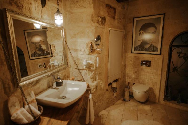 King Suite with Spa Bath image 2