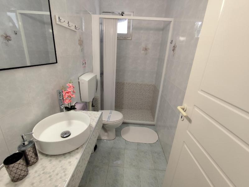 Double Room with Sea View image 2