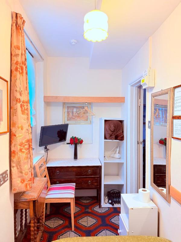 Single Room with Shared Shower and Toilet image 4