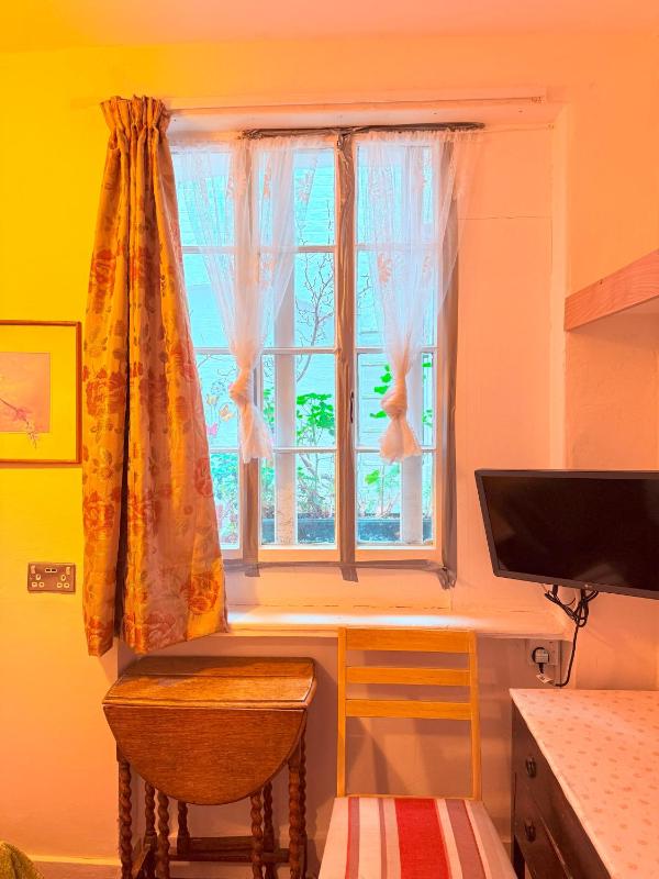 Single Room with Shared Shower and Toilet image 2