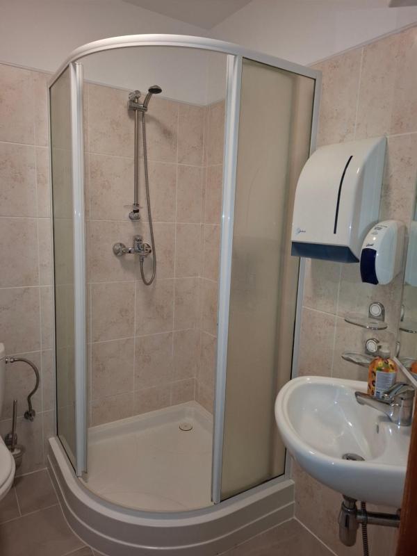 Twin Room image 3