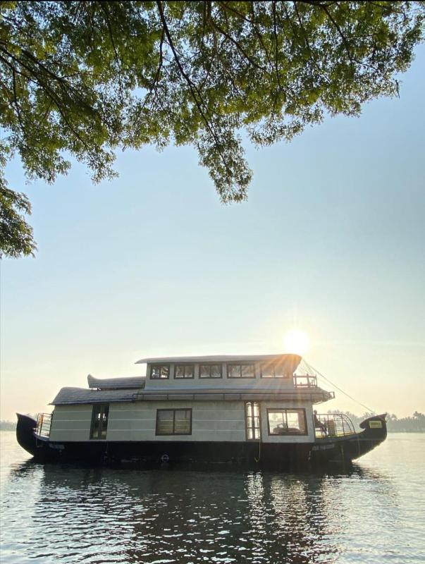 Royal Boathouse - image 6
