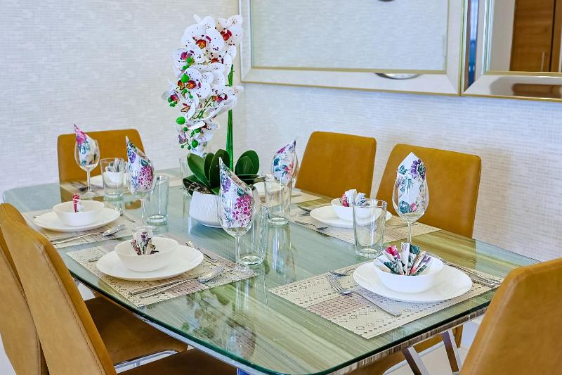 Elegant Centric Apt Near all - image 7