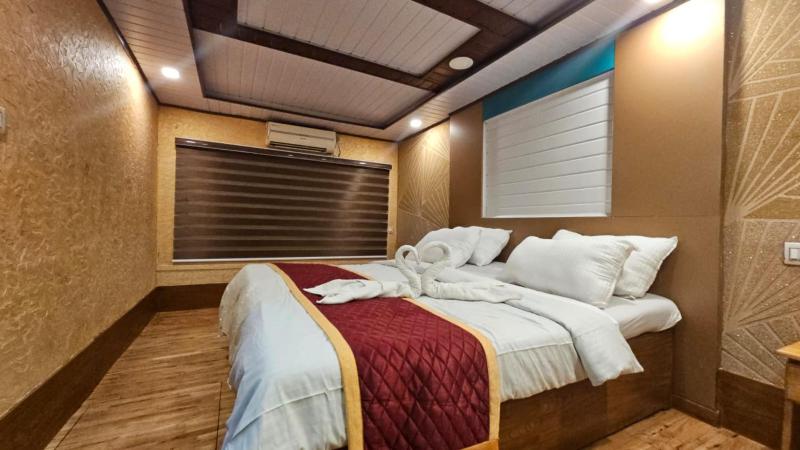 Elegant Boathouse - image 9