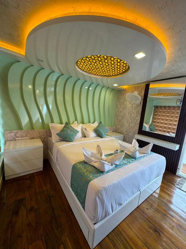 Elegant Boathouse - image 11