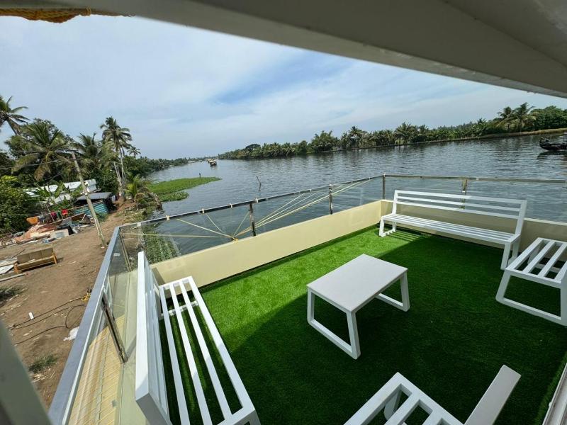 Elegant Boathouse - image 18