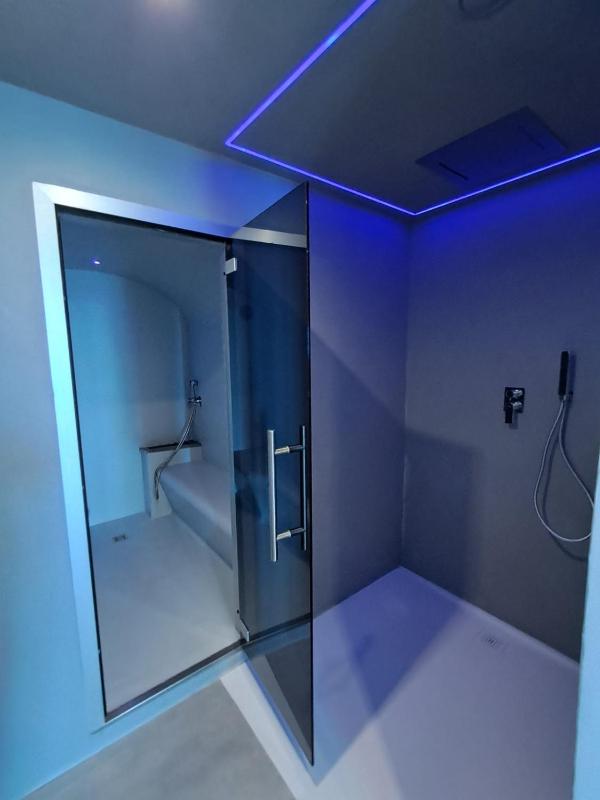 Queen Room with Private Spa & View image 2