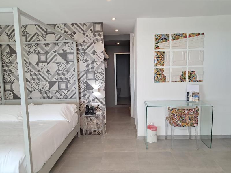 Queen Room with Private Spa & View image 3