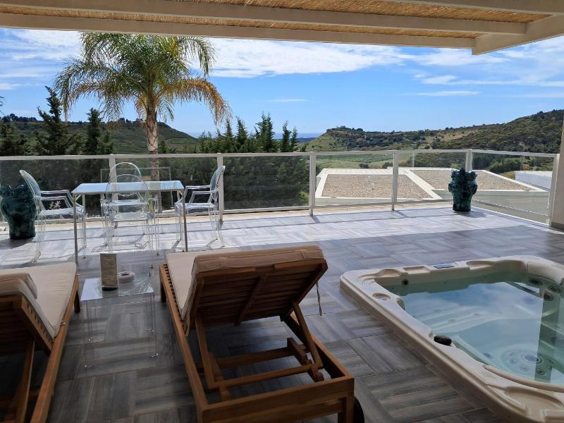 Queen Room with Private Spa & View image 1