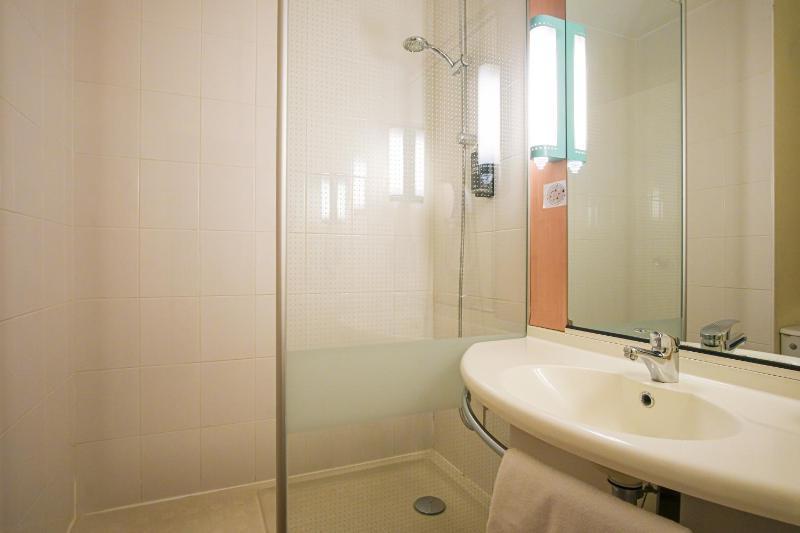 Standard Room with One Double Bed and One Single Bed image 4