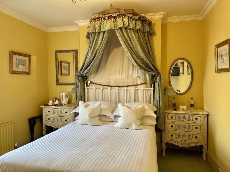 Standard Double Room image 3