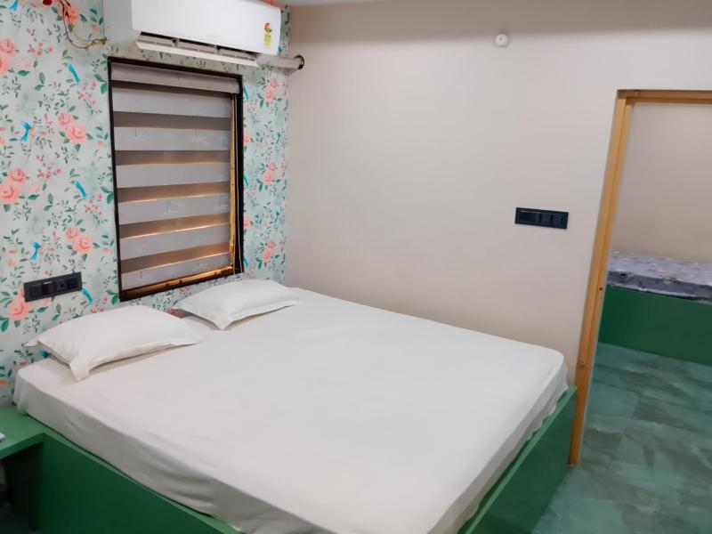 Swagan Home Stays Air Conditioned Deluxe ONE BED ROOM Studio Apartment - image 11